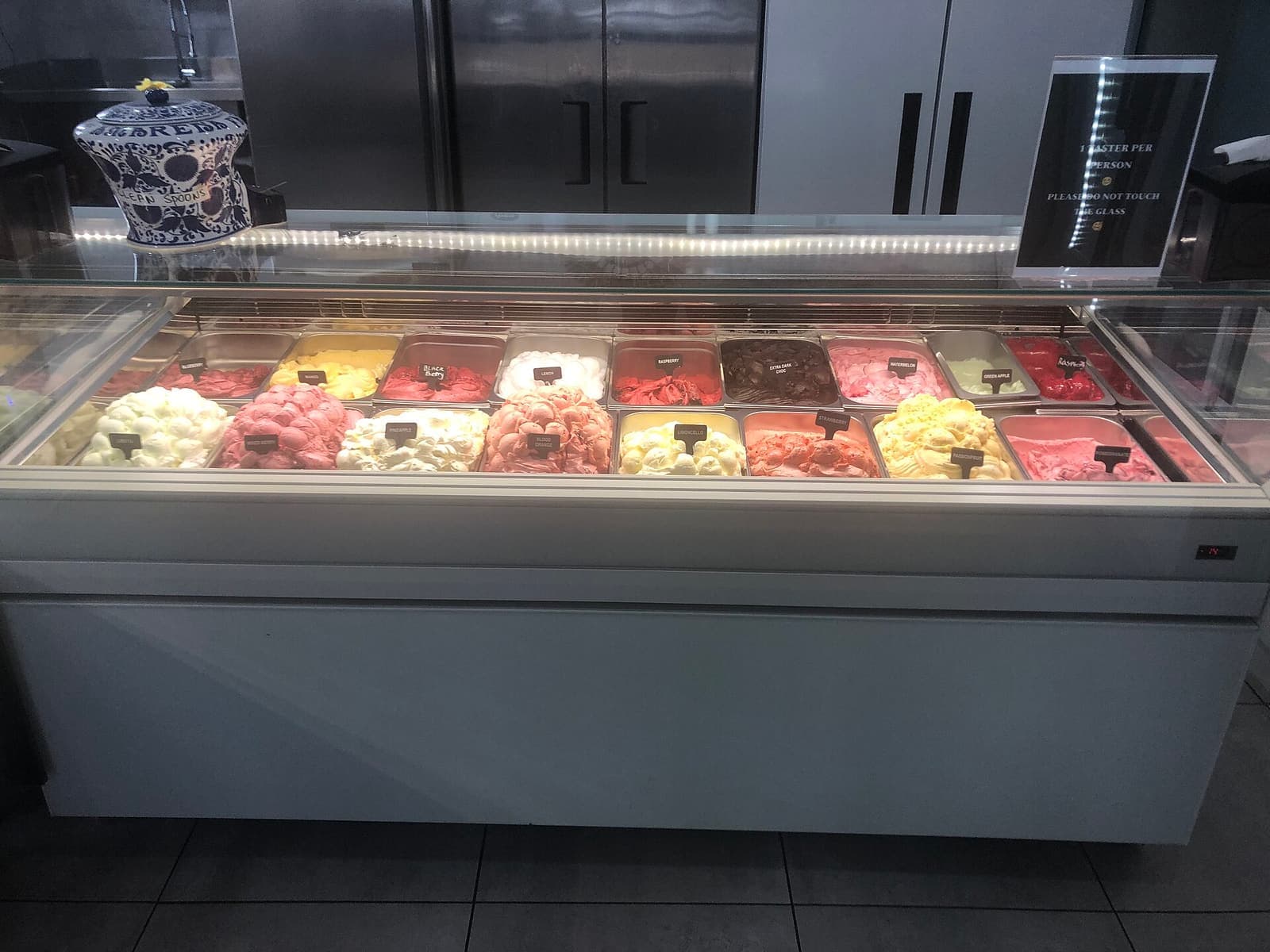 Vitrine de gelatos com vários sabores