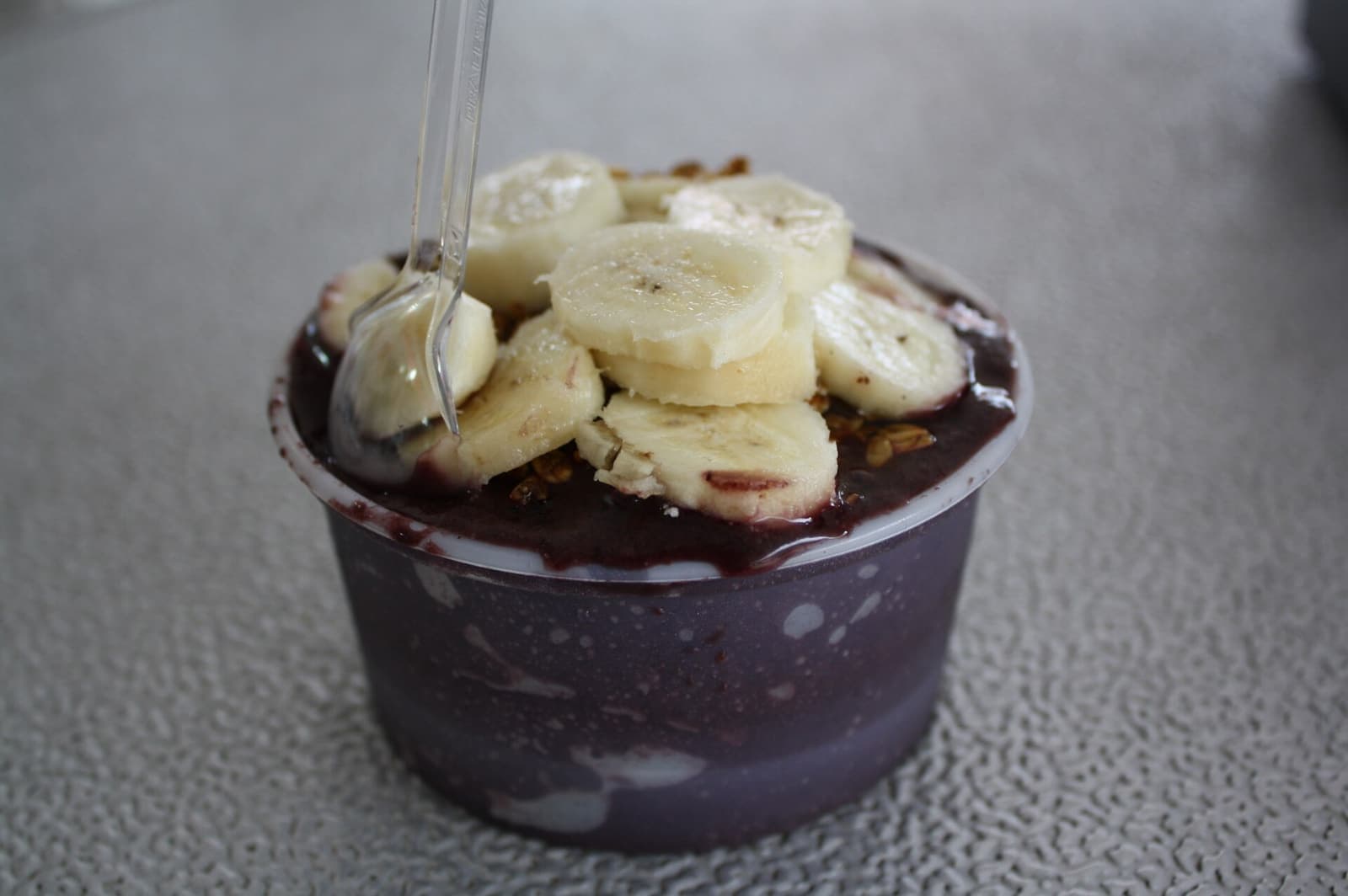 Copo de açaí com banana e granola