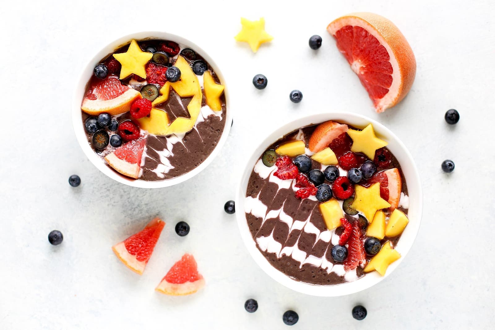 Tigelas de açaí decoradas com frutas