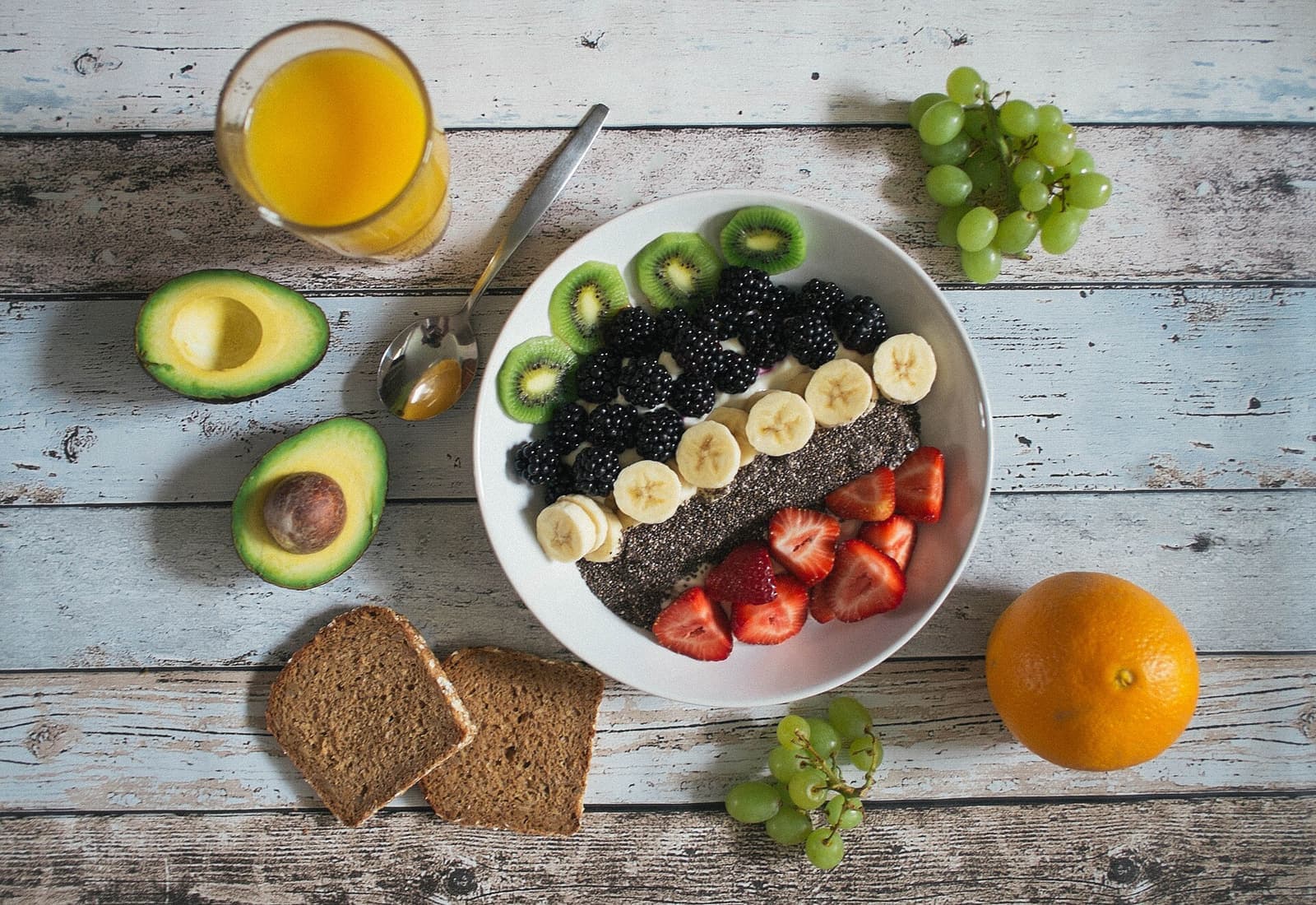 Tigela de frutas, kiwi e cereais em um café da manhã saudável