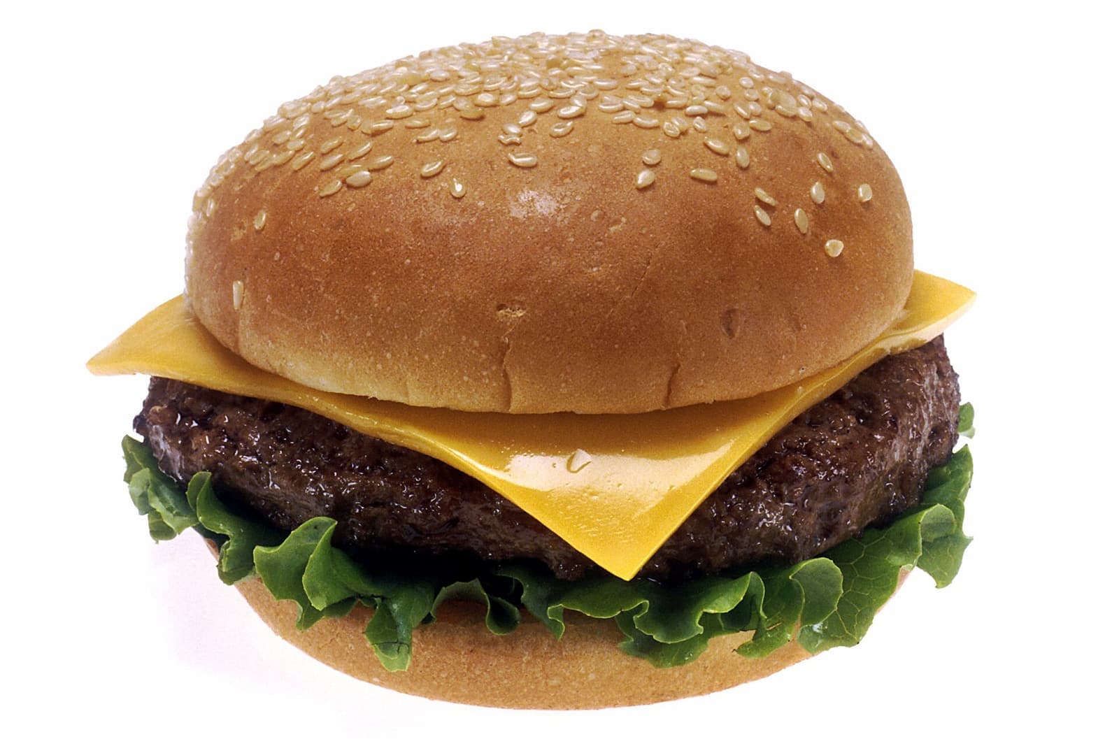 Cheeseburger com queijo derretido e alface